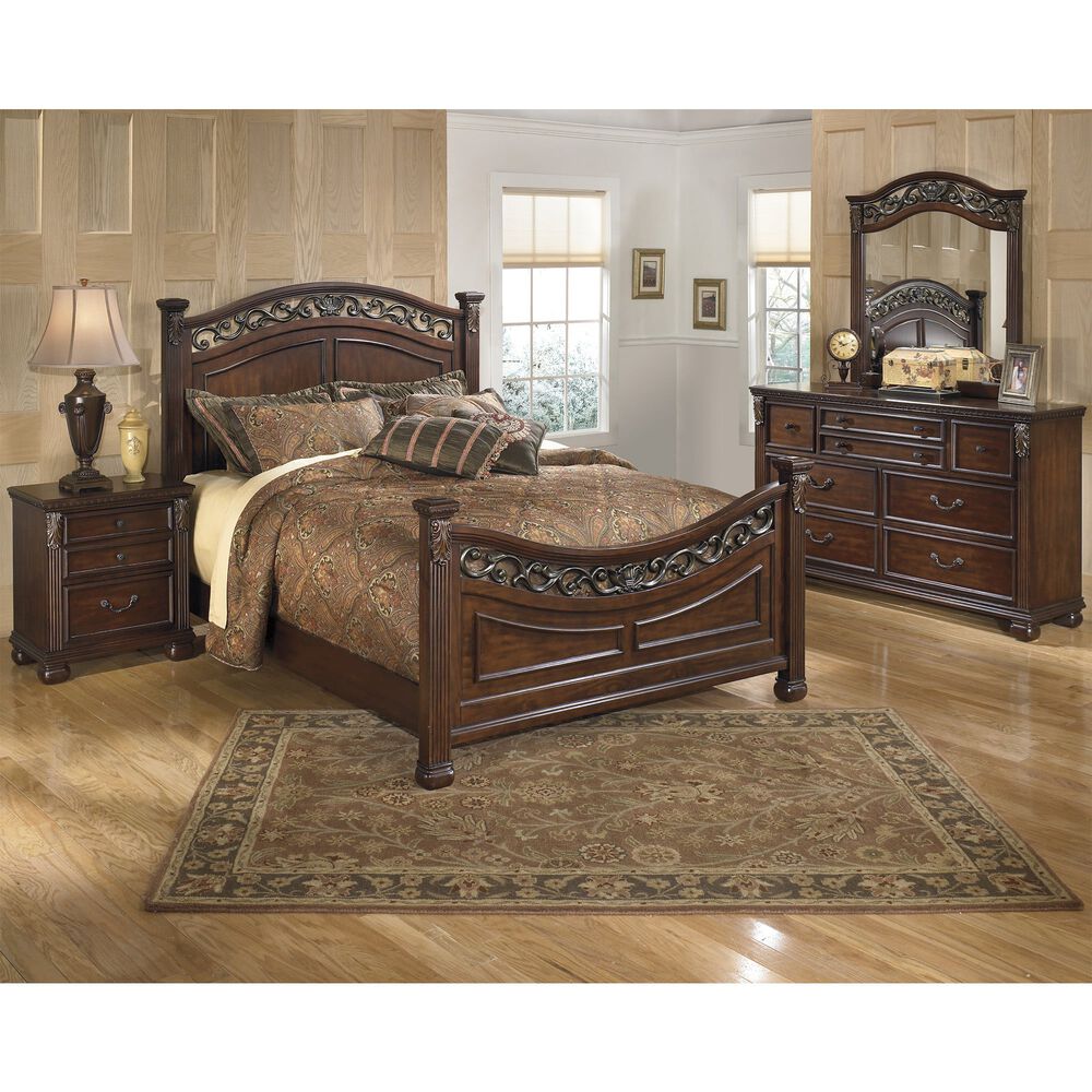 8 Piece Leahlyn Queen Bedroom Collection